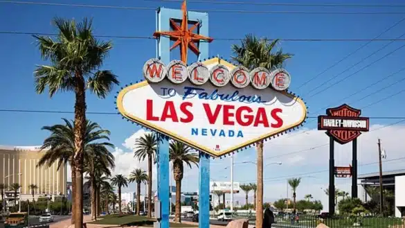 Welcome to Fabulous Las Vegas Sign | Photo byThomas Wolf via Wikimedia Commons